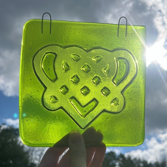 Celtic Irish Love Knot Vintage Green Recycled Bottle Glass Handmade Sun Catcher - Picture 1 of 6